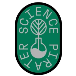 Online Uniformsmærke, SciencePirater, 8-10 år, grøn Det Danske Spejderkorps ›
